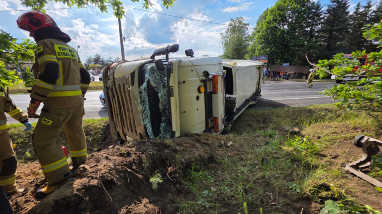 WYPADEK ŚMIECIARKI NA DK 73 W SZCZUCINIE